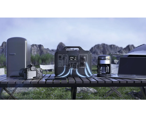 Scéna s prenosnou napájacou stanicou vonku, ktorá napája spotrebiče, ako je kávovar, notebook a chladnička