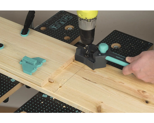 Opracovanie dreva s kolíkovou frézou a vŕtačkou na pracovný stôl.