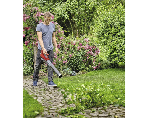 Muž používa fúkač lístia na záhradníctvo