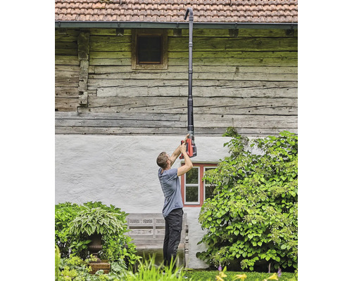 Osoba čistí odkvap pomocou čističa odkvapov.