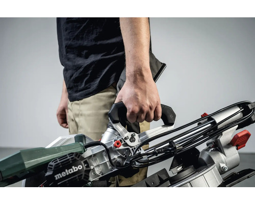 Osoba drží pokosovú pílu Metabo