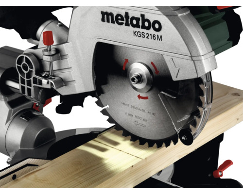Pokosová píla Metabo pri rezaní kusa dreva