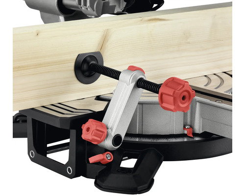 Upínanie obrobku na pokosovej píle na upevnenie dreva