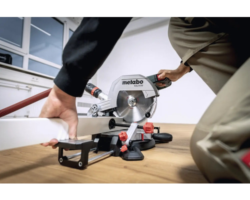 Pokosová píla Metabo pri rezaní obrobku
