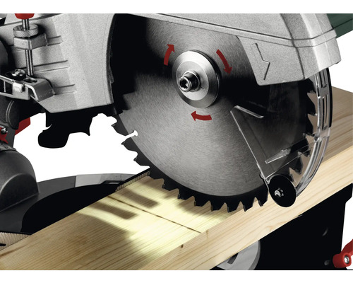 Pokosová píla v prevádzke s dreveným obrobkom