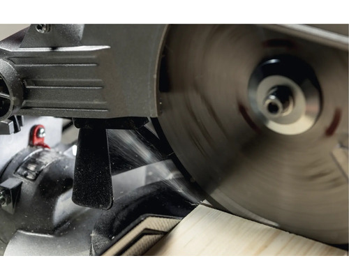 Pokosová píla reže drevo