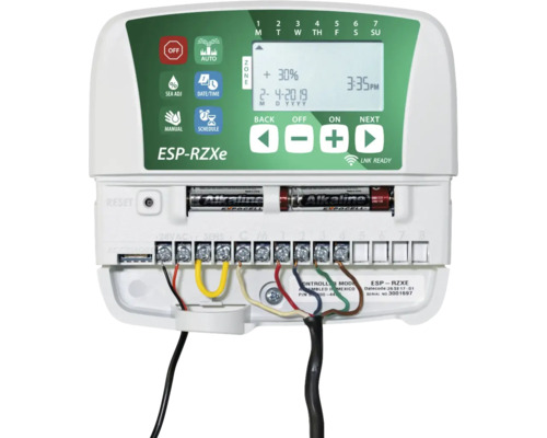 Riadiaca jednotka zavlažovania pre záhradu s displejom a káblovými prípojkami.