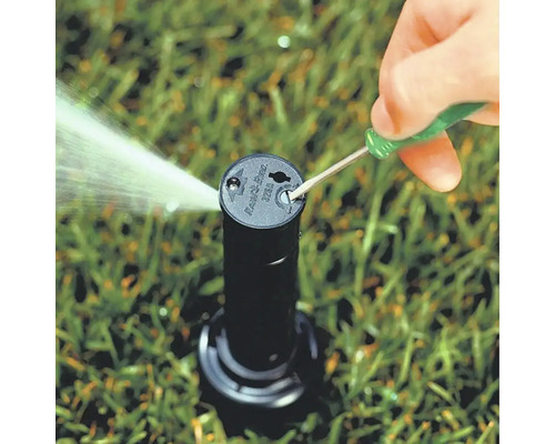 Zavlažovač trávnika je nastavený skrutkovačom