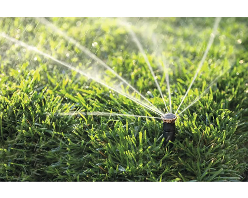 Zavlažovač trávnika zavlažuje trávnik