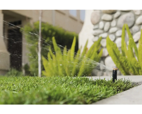 Zavlažovač trávnika zavlažuje trávnik v záhrade