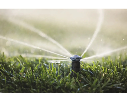 Zavlažovač trávnika zavlažuje trávnik