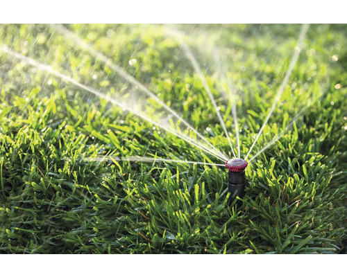 Zavlažovač trávnika pri zavlažovaní trávnika