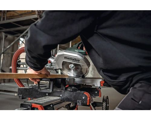 Pokosová píla Metabo KGS 254 M reže drevené dosky.