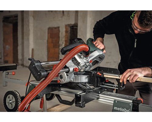 Pokosová píla Metabo s odsávaním prachu v prevádzke