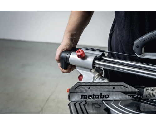 Ruka obsluhy na pokosovej píle Metabo