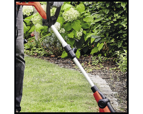 Strunová kosačka používaná na údržbu trávnika v záhrade