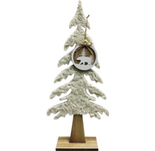 Dekoratívny vianočný stromček s ozdobou medveďa pre vianočnú atmosféru