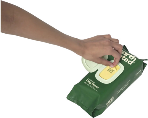 Ruka vyťahuje obrúsok z balenia obrúskov pre psy.