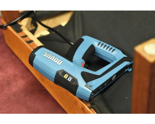 Elektrická zošívačka značky Novus na kuse nábytku