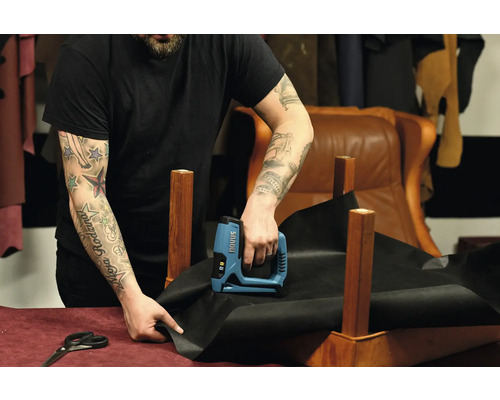 Čalúnenie stoličky pomocou elektrickej sponkovačky