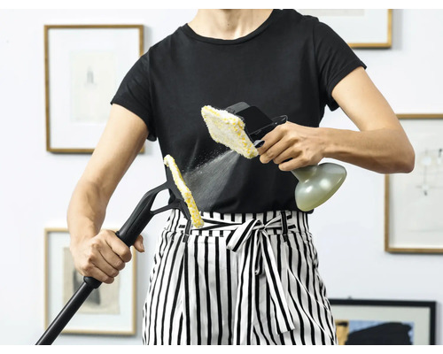 Žena používa parný čistič s rôznym príslušenstvom na čistenie