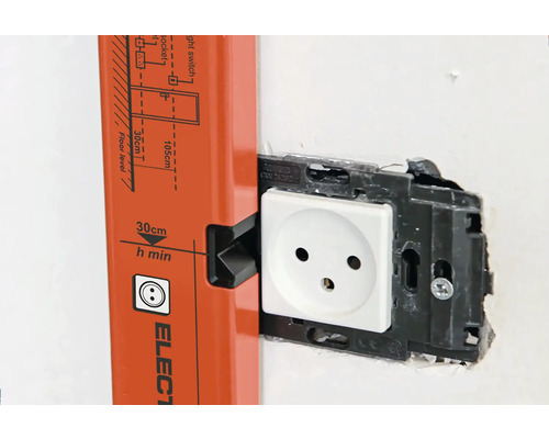 Vodováha na inštaláciu zásuvky na stenu