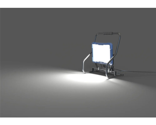 LED stavebný reflektor s nosným rámom.