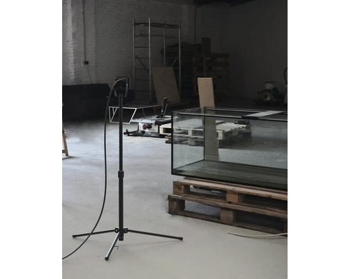 Interiér s akváriom na paletách a lampou na statíve