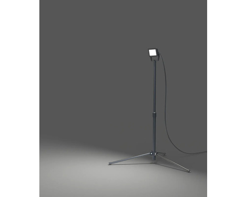 LED stavebný reflektor na statíve