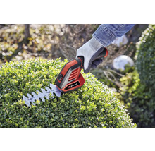 Akumulátorové nožnice na živý plot Einhell pri práci na živom plote