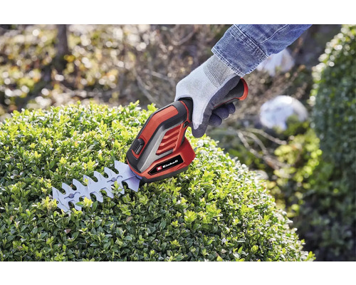 Akumulátorové nožnice na živý plot Einhell pri práci na živom plote