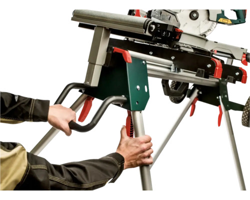 Osoba prepravuje pokosovú pílu na podstavci