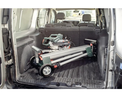 Logo spoločnosti Metabo. V nákladnom priestore dodávky je pokosová píla s podstavcom.