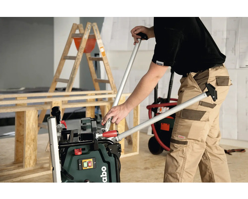 Muž obsluhuje stolovú kotúčovú pílu Metabo s podstavcom v dielni.