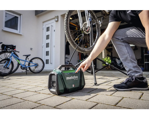 Akumulátorový kompresor Metabo na hustenie pneumatiky bicykla