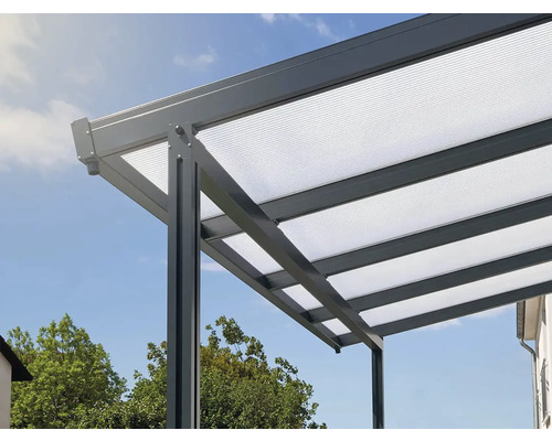 Detailný pohľad na zastrešenie terasy s hliníkovým rámom a priesvitnou strechou