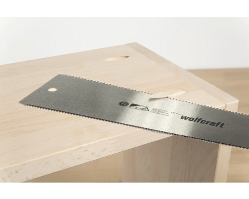 Ručná píla značky Wolfcraft pri rezaní dreva