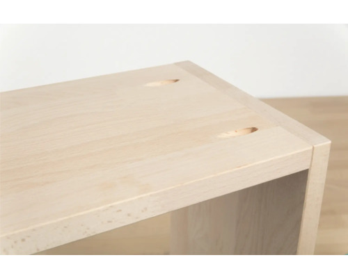 Detailný pohľad na svetlú drevenú lavicu s otvormi pre skrutky