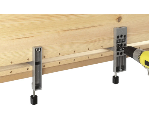 Drevená doska sa opracováva vŕtačkou a vŕtacím prípravkom