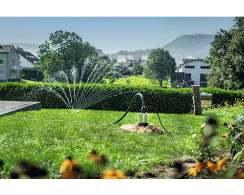 Záhradná krajina so zavlažovačom trávnika a ponorným čerpadlom pre zavlažovanie záhrady