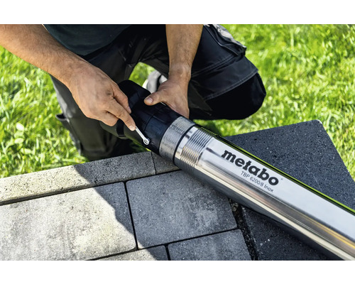 Ponorné hlbinné čerpadlo Metabo TBP 6200/8 Inox pri montáži na dlažobné kocky