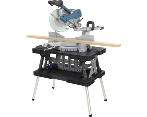 Pokosová píla na pracovnom stole s dreveným obrobkom