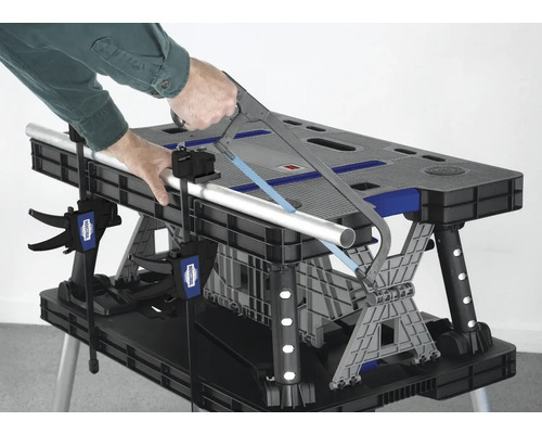 Rúrka rezaná pílkou na kov na pracovnom stole