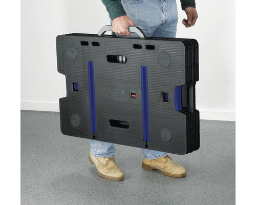 Osoba nesúca zložený pracovný stôl