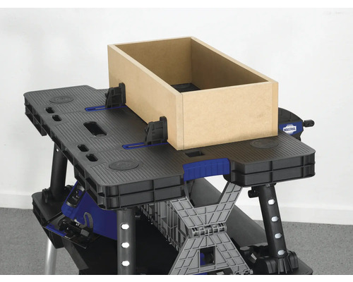 Pracovný stôl s upevnenou drevenou debnou