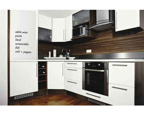 Svetlá kuchyňa s modernými kuchynskými skrinkami, vstavanou rúrou a tabuľou