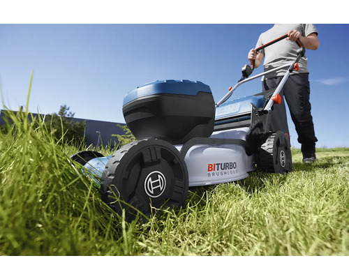 Akumulátorová kosačka na trávu pri kosení trávnika v záhrade