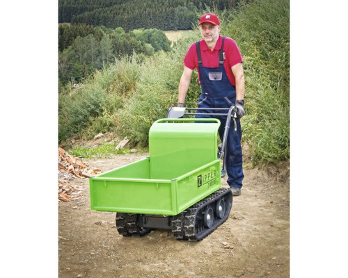 Pásový sklápač s obsluhou v nerovnom teréne. Ideálny na prepravu materiálov v náročnom teréne.