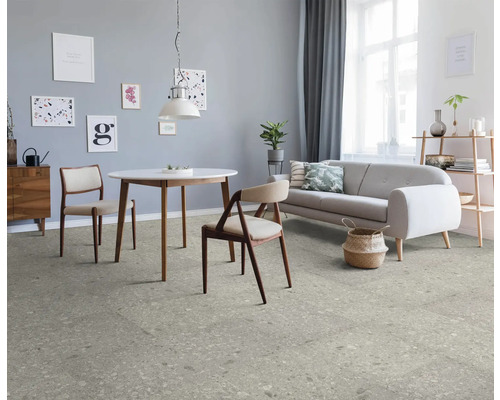 Obývacia izba s jedálenským stolom, pohovkou a podlahovou krytinou