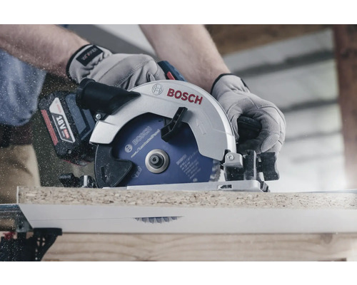 Ručná kotúčová píla Bosch reže obrobok.